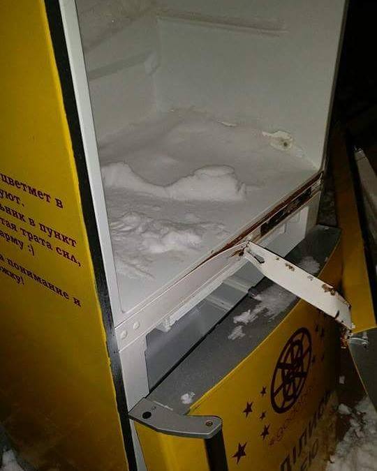 В Києві розгромили холодильник з їжею для бідних  - фото 1