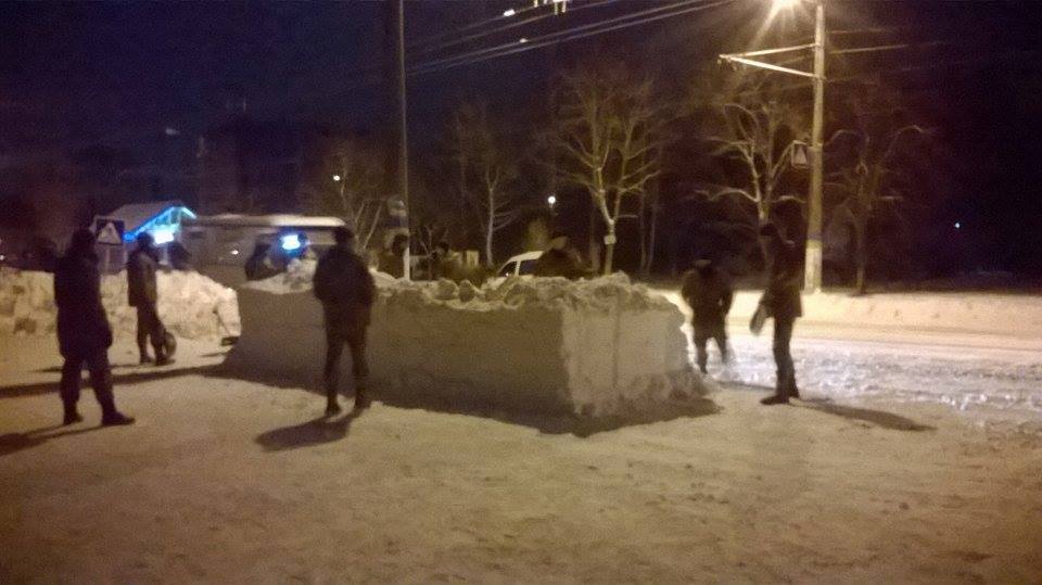 У Житомирі  капітан примусив десантників  "ліпити" зі снігу автобусну зупинку  - фото 3