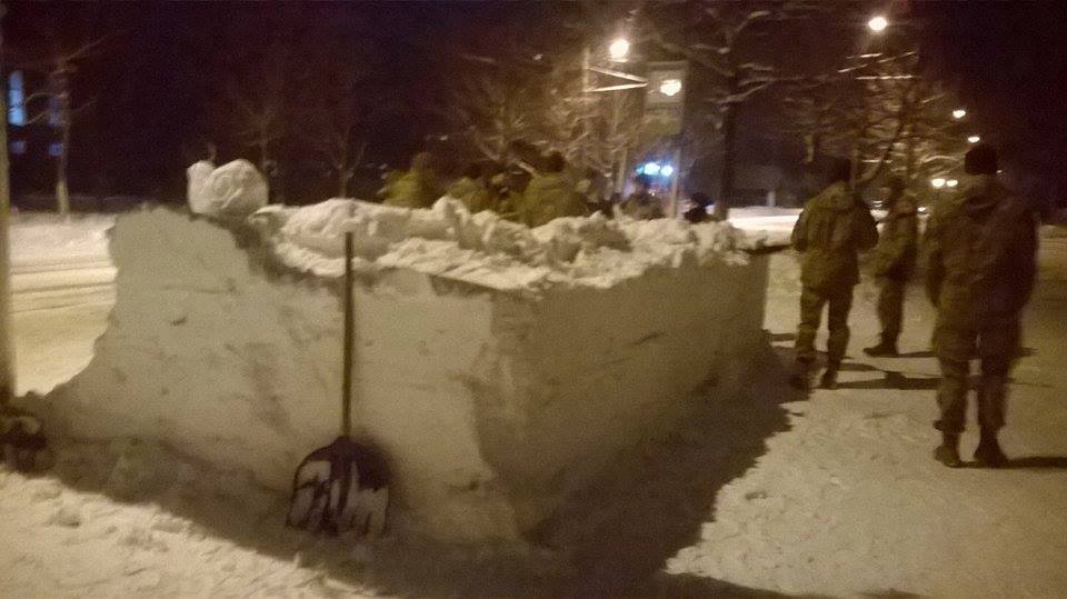 У Житомирі  капітан примусив десантників  "ліпити" зі снігу автобусну зупинку  - фото 2
