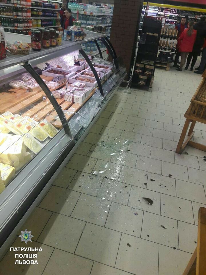 У Львові розгромили супермаркети (ФОТО) - фото 1