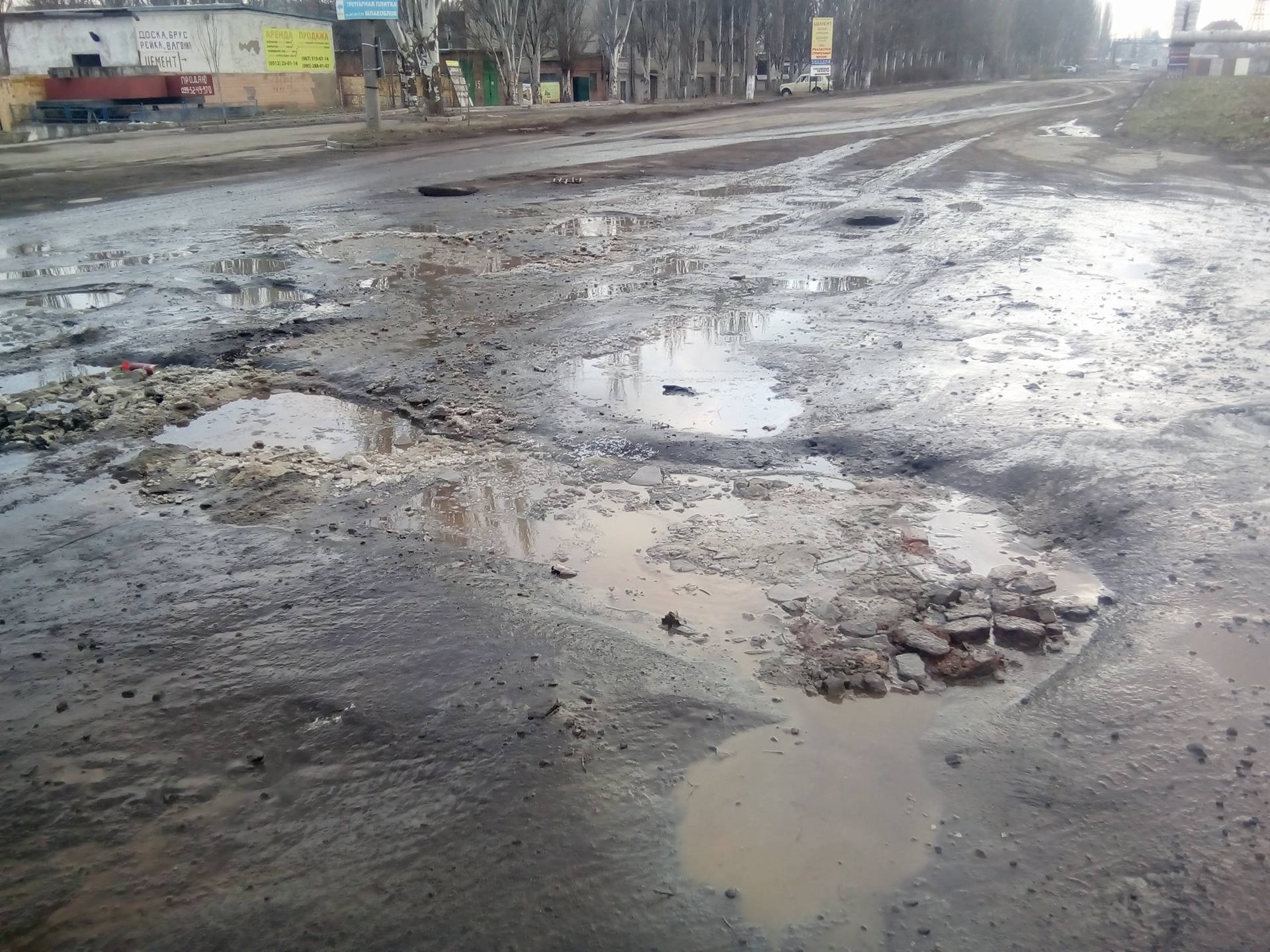 У Миколаєві каналізаційні води заливають вулицю, комунальники "перекидаються" відповідальністю