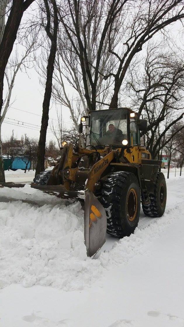 Миколаївські комунальники "відкопують" тротуари