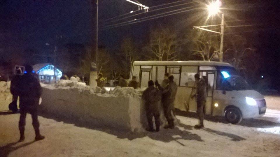 У Житомирі  капітан примусив десантників  "ліпити" зі снігу автобусну зупинку  - фото 1