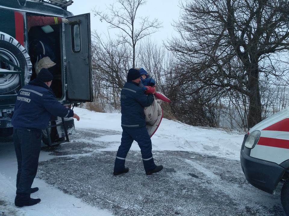 На Першотравенщині рятувальники допомогли медикам дістатися до дворічного малюка