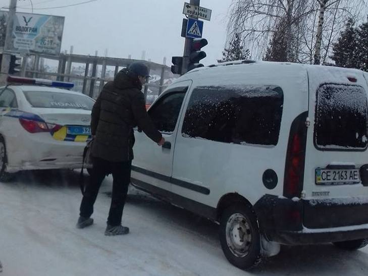 ДТП у Чернівцях: Рено в'їхав у полцейську автівку - фото 1