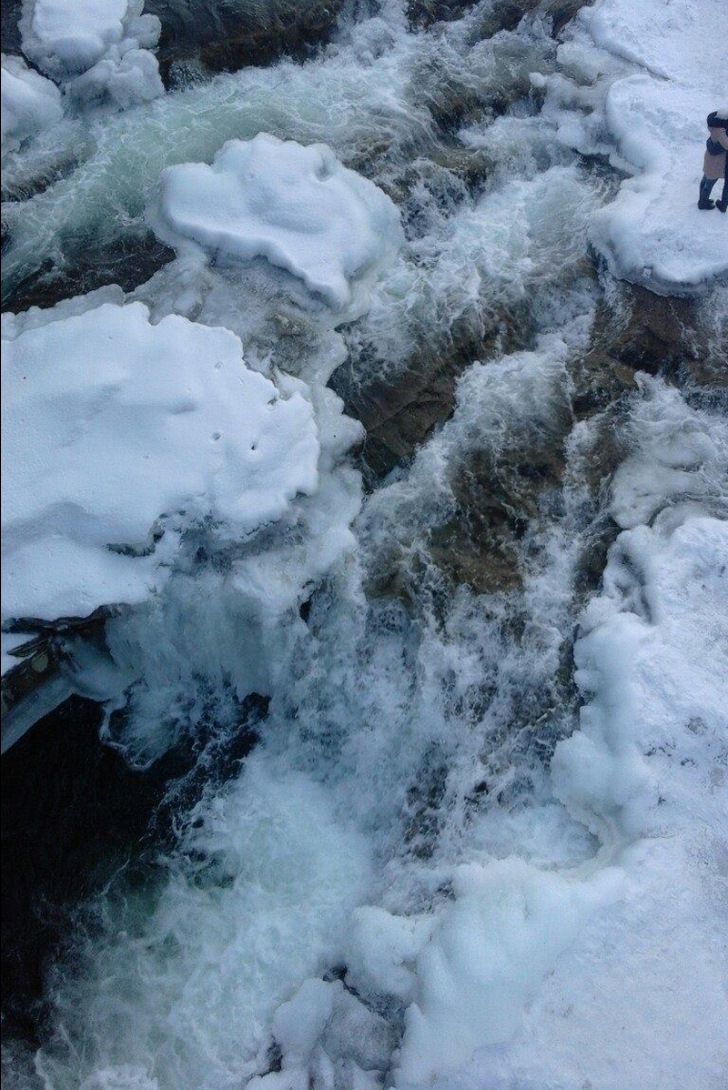 На Прикарпатті замерз водоспад Пробій: туристи - в захваті - фото 2