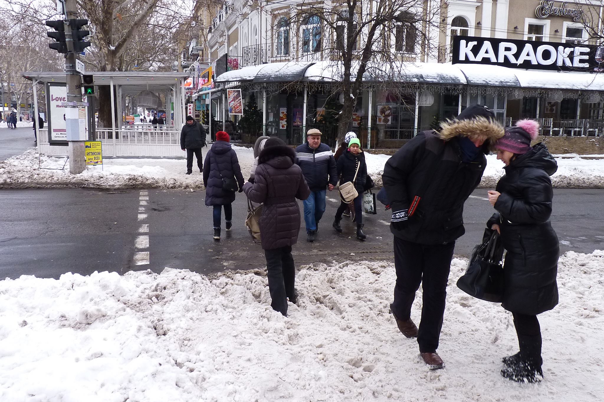 Як миколаївці місять снігову "кашу" та застрибують на тротуари