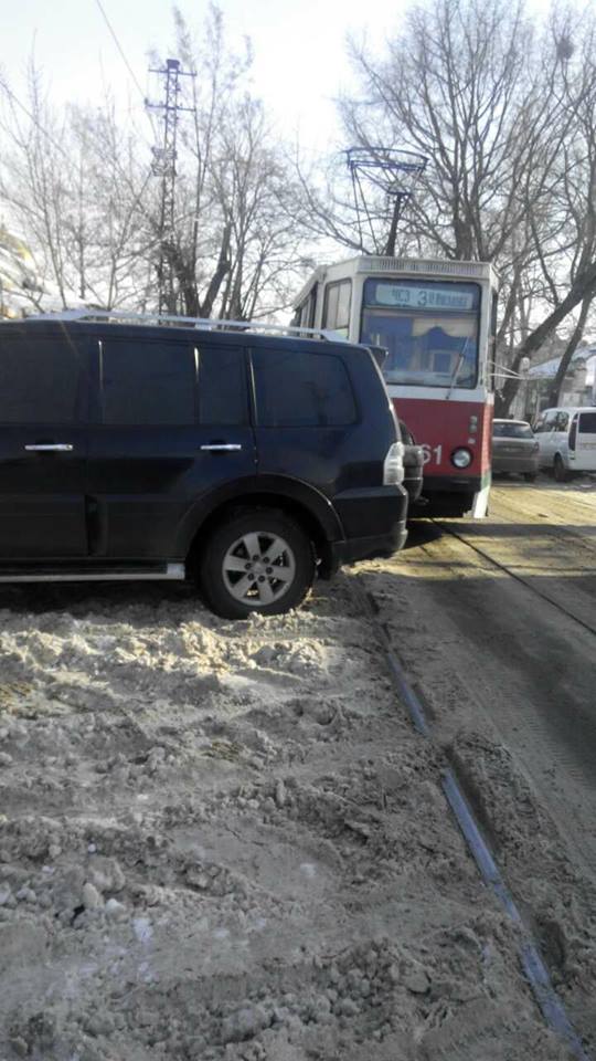 У Миколаєві водійка на позашляховику перегородила рух трамваю