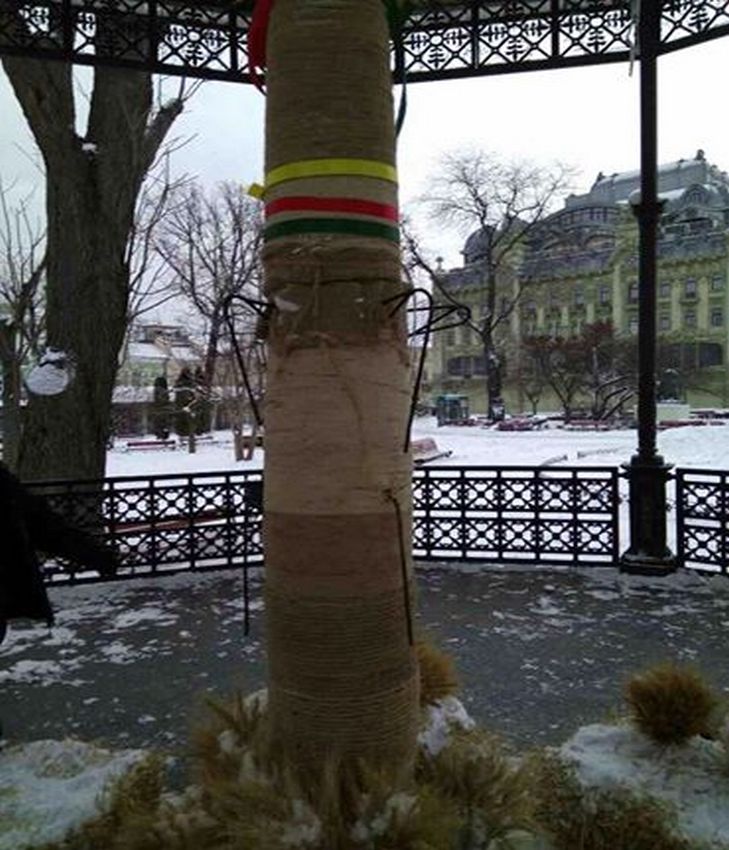 В Одесі вандали зруйнували різдвяний дідух (ФОТО) - фото 1