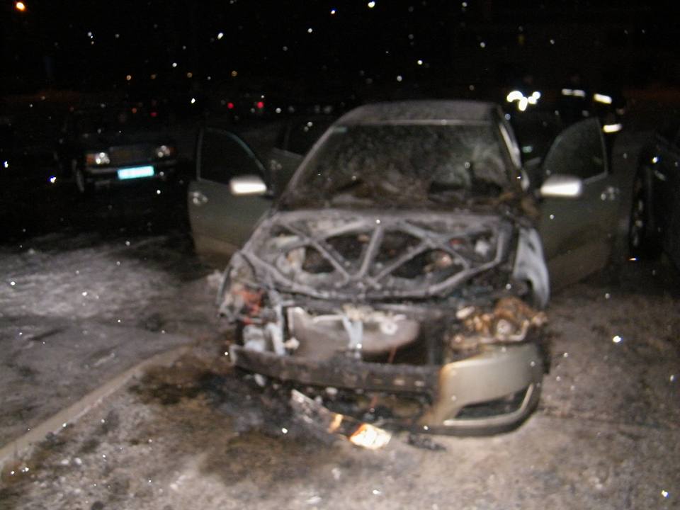 У Миколаєві біля супермаркету підпалили Toyota