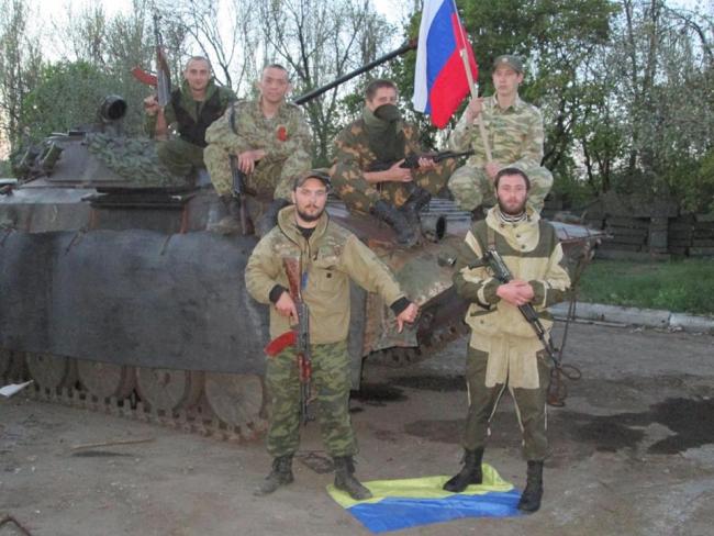 Бойовик "ЛНР", який топтав український прапор, лишився без ніг (ФОТО) - фото 1