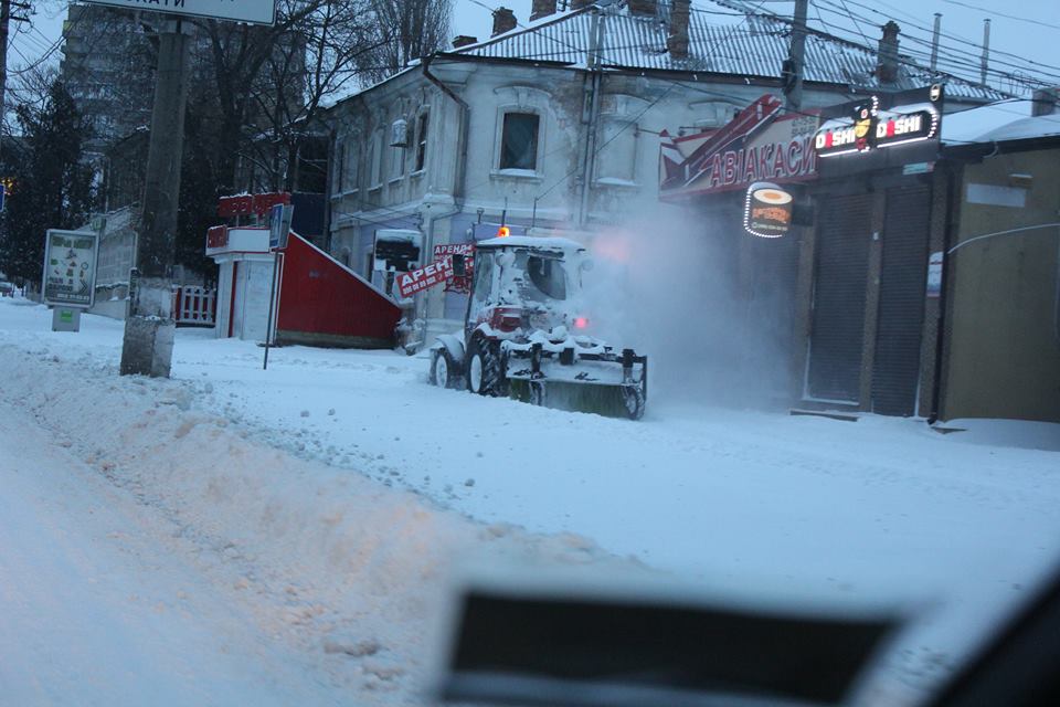Миколаївські комунальники розчищають тротуари від снігу