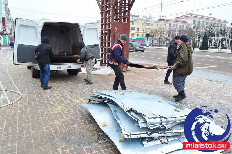 Яу у Луганську окупанти спиляли легендарний екран у центрі міста (ФОТО) - фото 4
