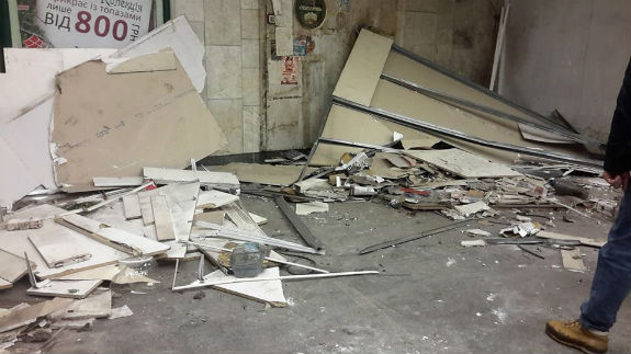 Біля столичної станції метро знову розтрощили МАФи - фото 1 Біля столичної станції метро знову розтрощили МАФи - фото 1