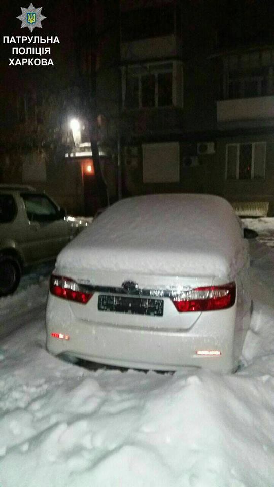 У центрі Харкова під снігом знайшли вкрадене авто (ФОТО)  - фото 2