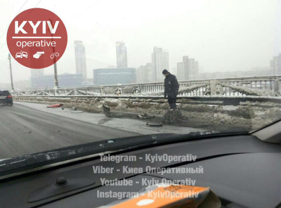 Через лобове ДТП рух по мосту Патона у Києві паралізовано - фото 3