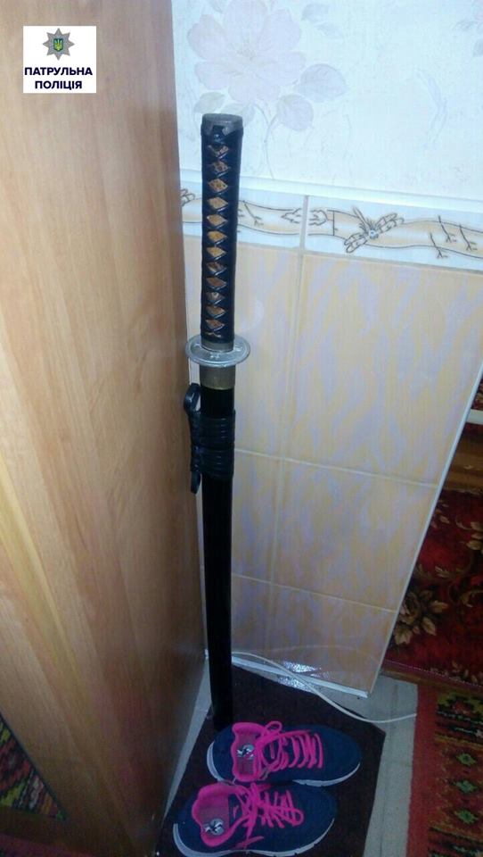 Патрульні Миколаєва знайшли у квартирі місцевого мешканця рушниці ножі та пістолети 