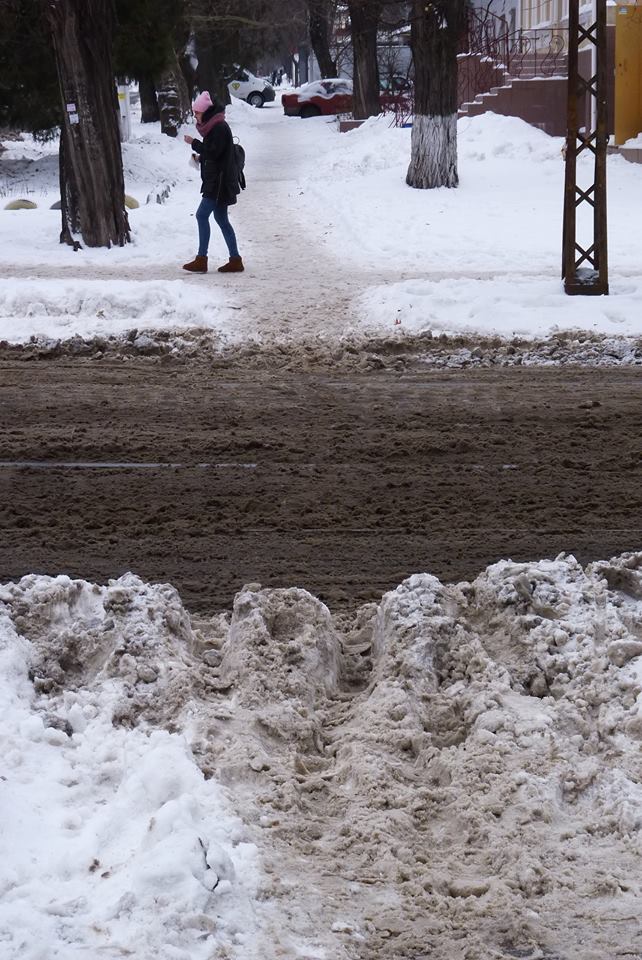 Як миколаївці місять снігову "кашу" та застрибують на тротуари