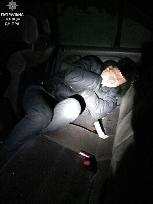 У Дніпрі чоловік заснув у чужій автівці - фото 1