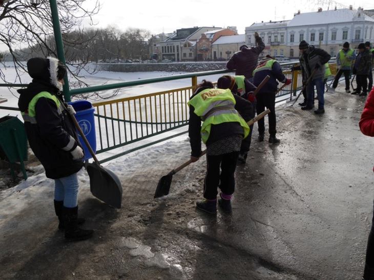 Ужгородські комунальники розбивають лід і сніг у центрі міста - фото 5