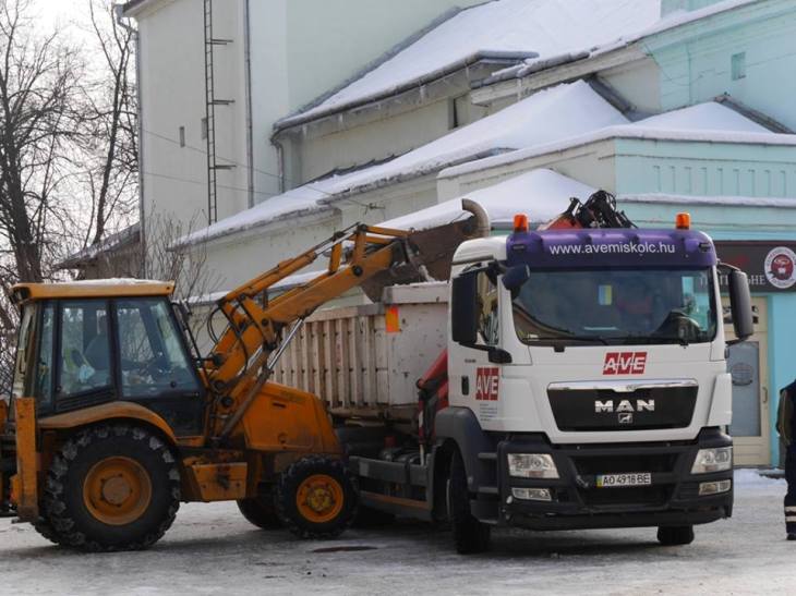 Ужгородські комунальники розбивають лід і сніг у центрі міста - фото 4