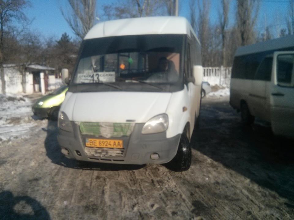 "Не**й шастати по дорозі": У Миколаєві водій маршрутки ледь не збив пішоходів