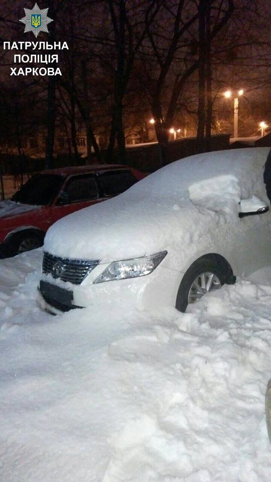 У центрі Харкова під снігом знайшли вкрадене авто (ФОТО)  - фото 1