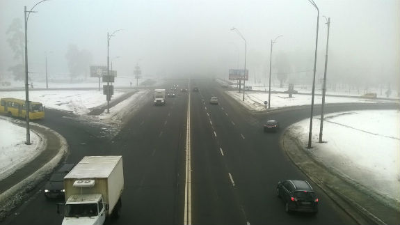 Як виглядає одна з головних магістралей Києва у молочній димці  - фото 1