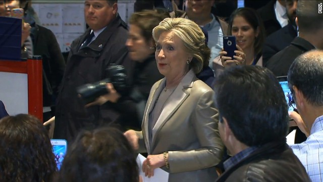 Клінтон влаштувала фурор на виборчій дільниці - фото 1