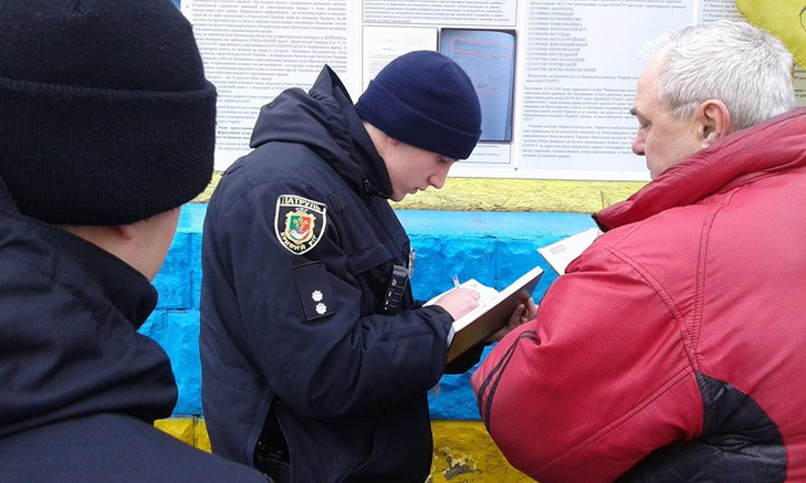 У Кривому Розі біля меморіалу палили прапор України - фото 1