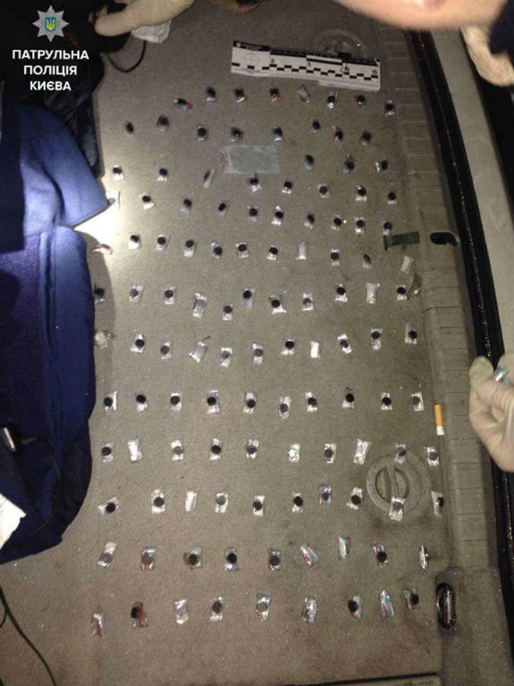Столичні копи знайшли у чоловіка 167 згортків з наркотиками - фото 2