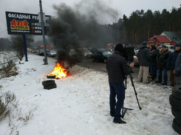 Водії на "литовських" авто блокують під`їзди до Києва: Палають шини - фото 1