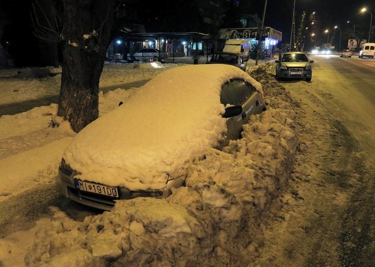 Ужгородські комунальники засипають снігом автівки, які водії не забрали з узбіч - фото 1