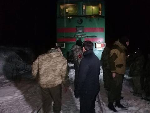 Ветерани АТО показали, як блокували вантажний поїзд з "ЛНР" (ФОТО) - фото 2