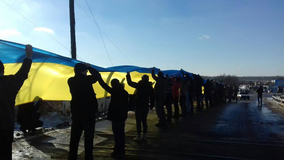 У Станиці розгорнули 40-метровий прапор України поблизу лінії фронту (ФОТО) - фото 3