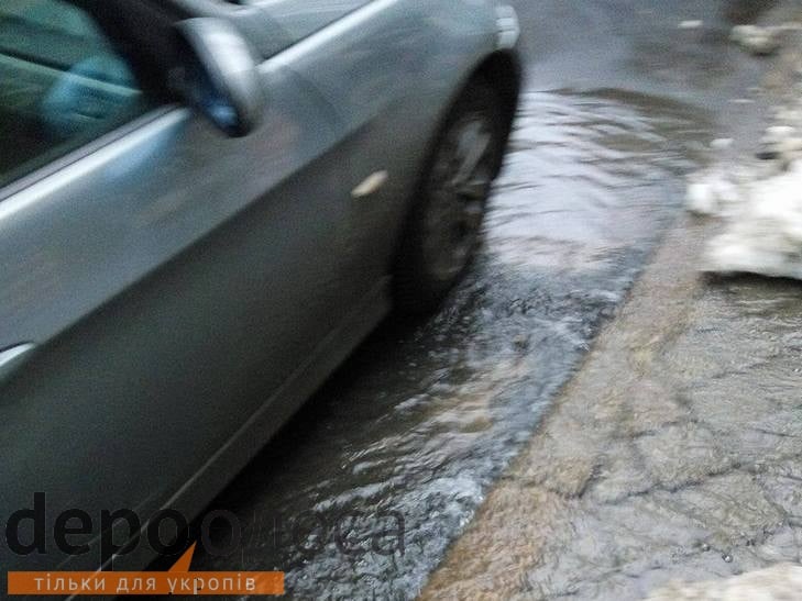 В самому центрі Одеси через прорив каналізації вулицями тече "річка" (ФОТО) - фото 1