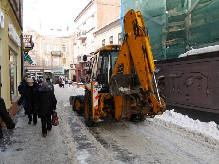 Ужгородські комунальники розбивають лід і сніг у центрі міста - фото 1