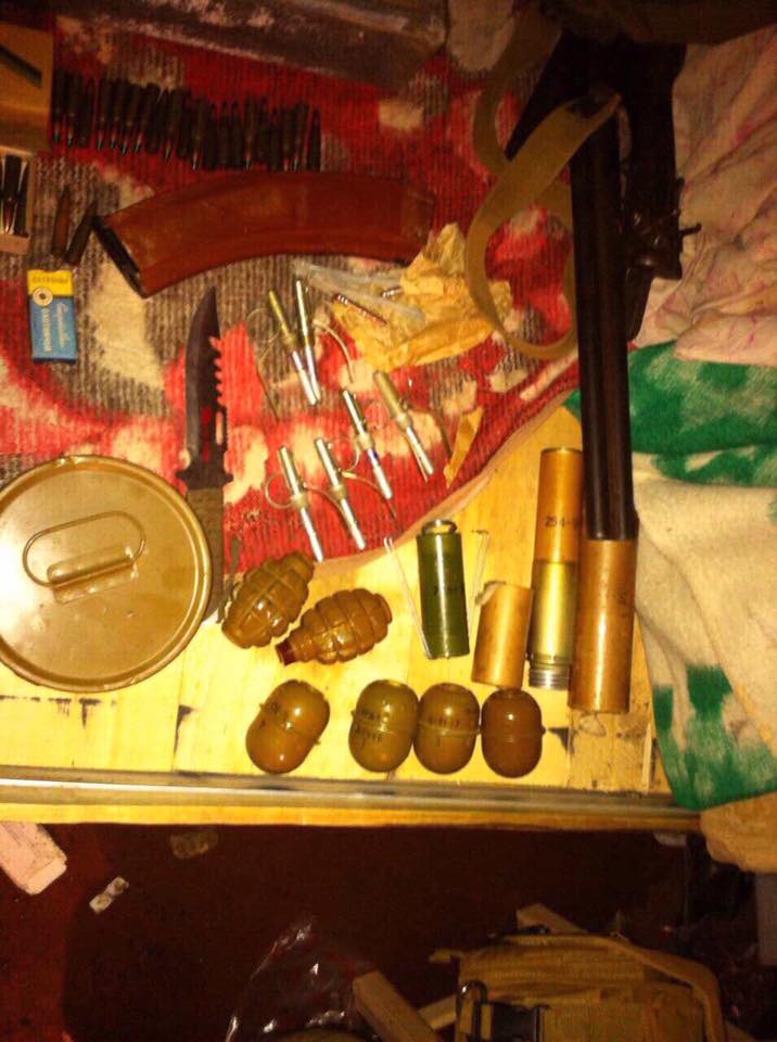 Під Харковом у хаті екс-чиновника знайшли арсенал зброї та російський камуфляж (ФОТО) - фото 1