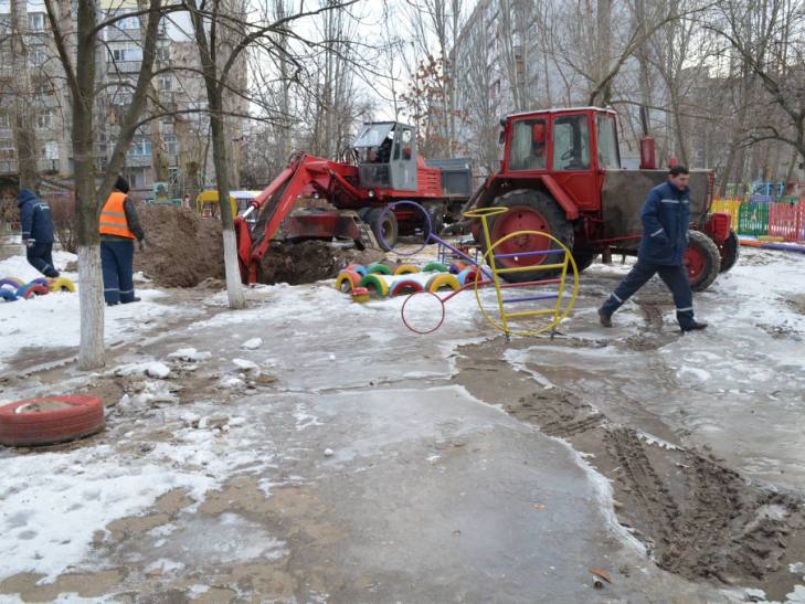 У Миколаєві вже два дні ліквідовують аварію водогону біля дитсадка