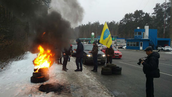 Водії на "литовських" авто блокують під`їзди до Києва: Палають шини - фото 1