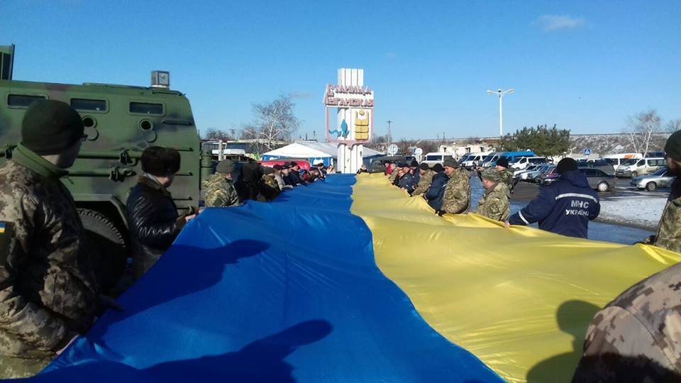 У Станиці розгорнули 40-метровий прапор України поблизу лінії фронту (ФОТО) - фото 1