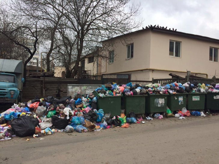 В окупованому Криму завалили сміттям спальний район - фото 1
