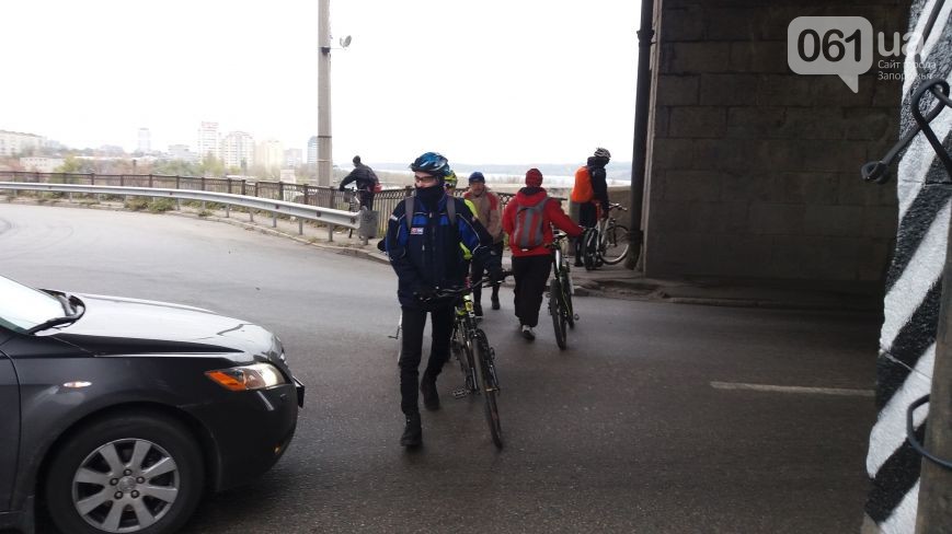 Велоактивісти заблокували рух на головному запорізькому мосту - фото 2