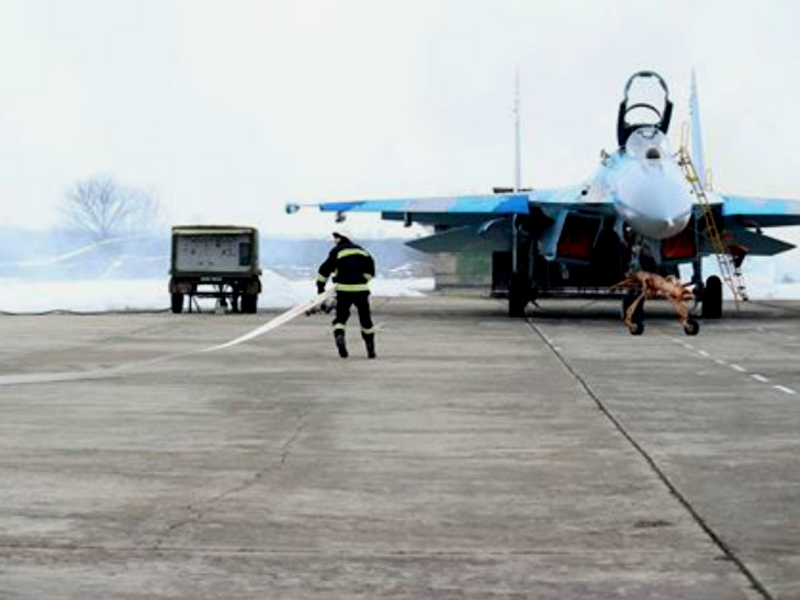 На Полтавщині військові вчилися гасити палаючий літак - фото 1