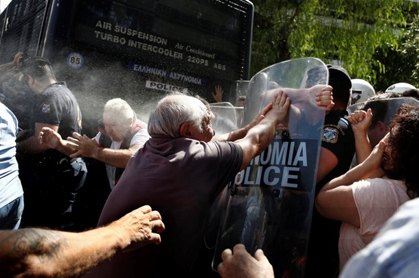 У Греції пенсіонерів розігнали сльозогіним газом - фото 3