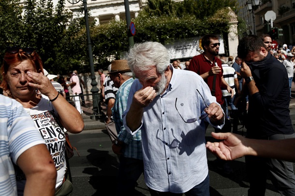 У Греції пенсіонерів розігнали сльозогіним газом - фото 2