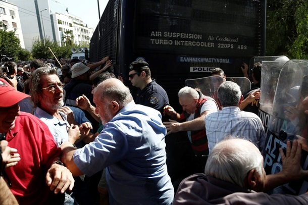 У Греції пенсіонерів розігнали сльозогіним газом - фото 1