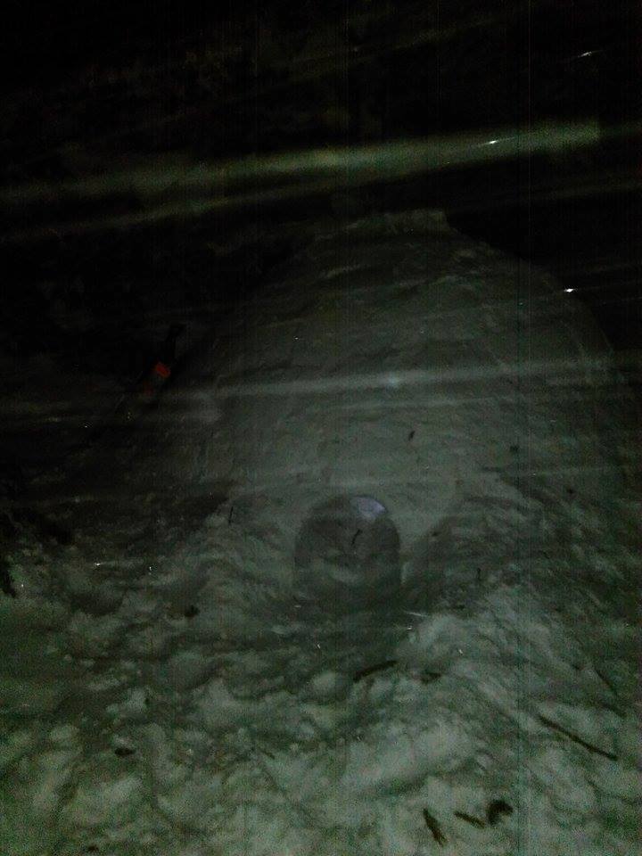 У Карпатах туристи, рятуючись від вітру, збудували снігову іглу - фото 4