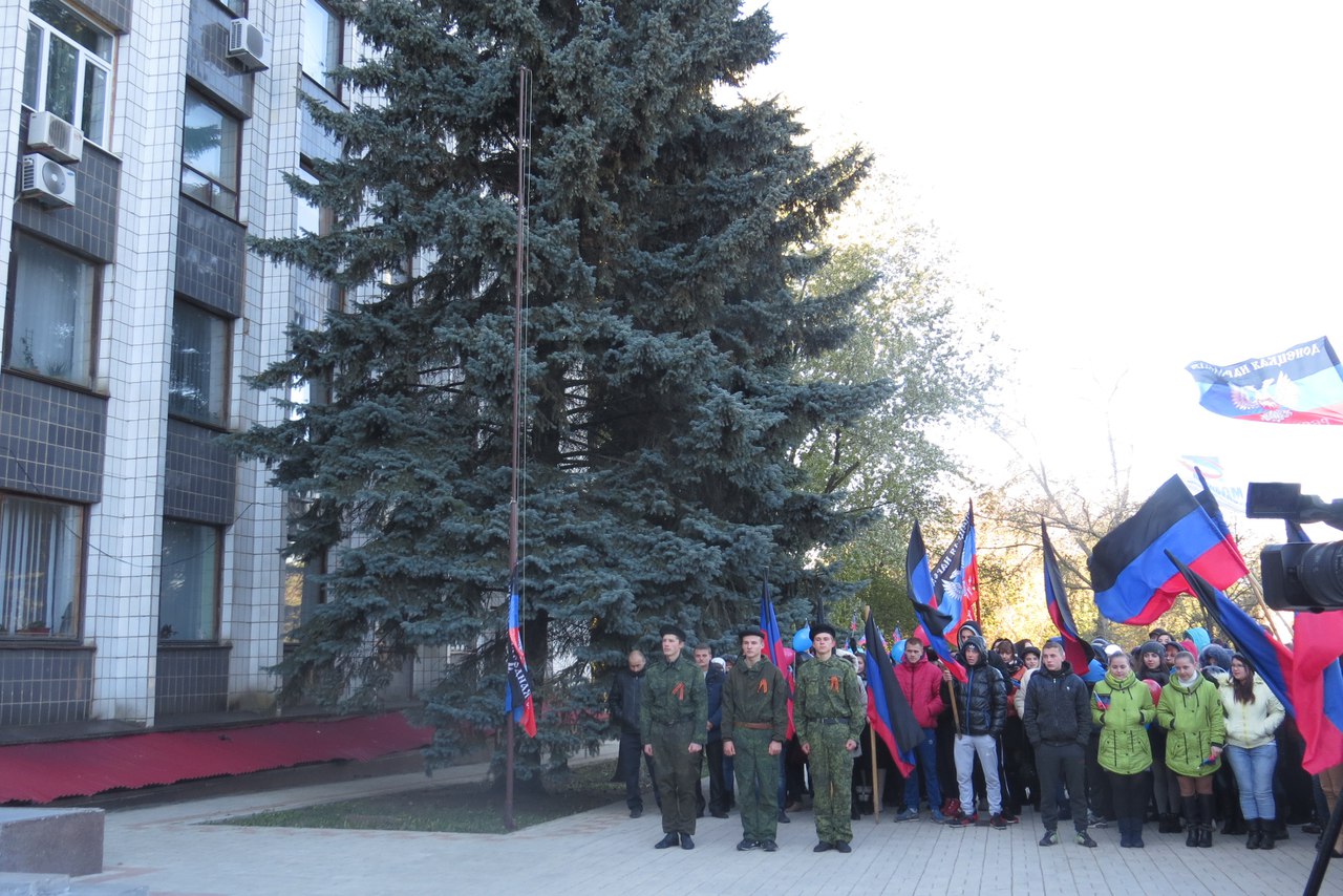 Як на окупованій Донеччині виганяють дітей "святкувати" день прапора "ДНР" (ФОТО) - фото 2