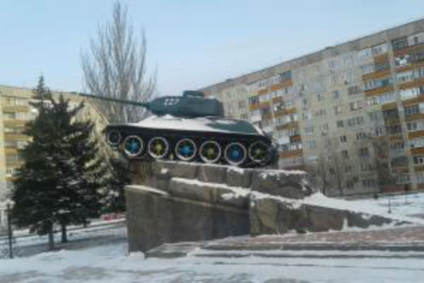 До Дня збройних сил у Лисичанську танк знову став синьо-жовтим (ФОТО) - фото 1